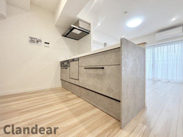 恒陽綾瀬マンションのキッチン|スタイリッシュなデザインのキッチン回り♪収納も豊富で、綺麗な空間を保てますね！