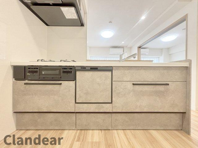 恒陽綾瀬マンションのキッチン|システムキッチンは奥のものが取り出しやすいスライド式収納を採用！