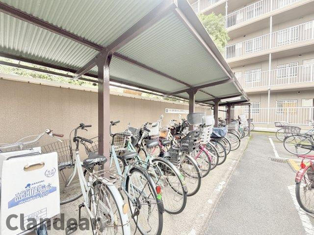 恒陽綾瀬マンションの駐輪場|屋根付きの自転車置場です。雨風から自転車を守り、乗り降りも天候に左右されません♪