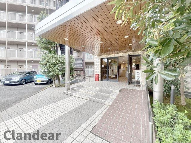 恒陽綾瀬マンションのエントランス