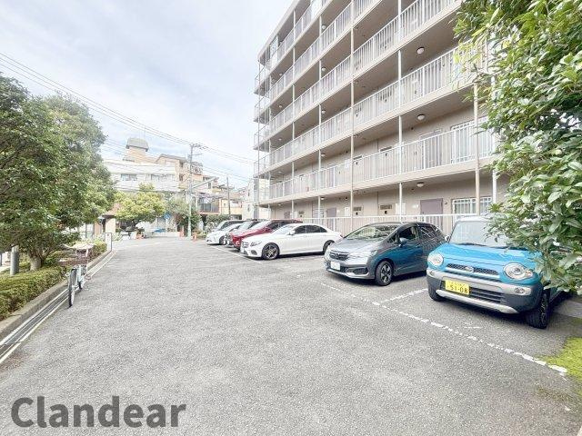 恒陽綾瀬マンションの駐車場
