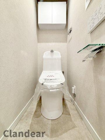 恒陽綾瀬マンションのトイレ|トイレは温水便座機能付きの最新のものにフルチェンジ。ホッとできる空間に♪