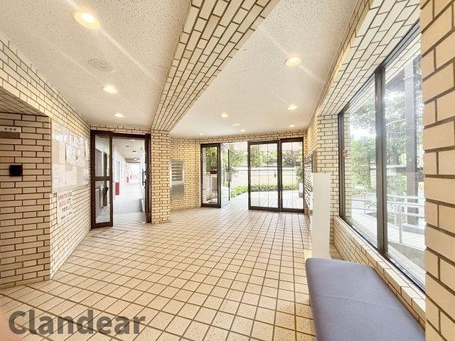 恒陽綾瀬マンションのその他共用部分|清掃がいきわたっており、とてもきれいなエントランスロビーです♪