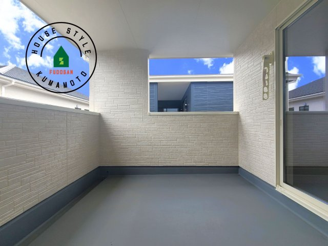 熊本市北区鶴羽田4丁目第7₋5棟(5号棟)の外観：施工例|風をしっかりと感じられるバルコニーでは、毎日が洗濯日和です。広々としているので洗濯も楽しくなるでしょうし、気分転換にバルコニーからの眺めを楽しむのもいいでしょう。