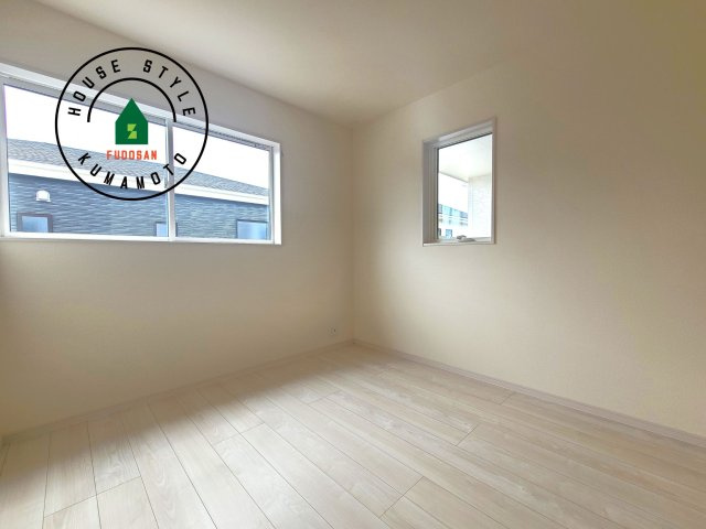 熊本市北区鶴羽田4丁目第7₋5棟(5号棟)の内観：施工例|採光良好な洋室は全居室、複層ガラスの遮熱効果と断熱効果で、一年中快適に過ごせます。