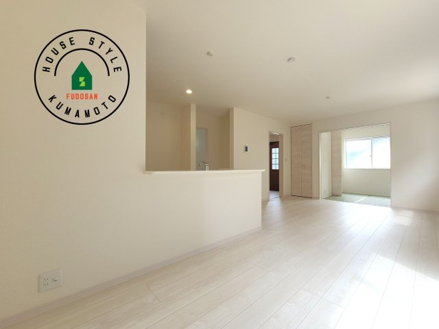 熊本市北区鶴羽田4丁目第7₋5棟(5号棟)の内観：施工例|キッチンからリビングをしっかり確認できます。家族の笑顔があふれる空間になりそうですね。