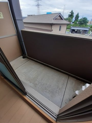 メゾン・彩Ⅴのバルコニー|外からの目が気にならないバルコニーで洗濯物が干せます