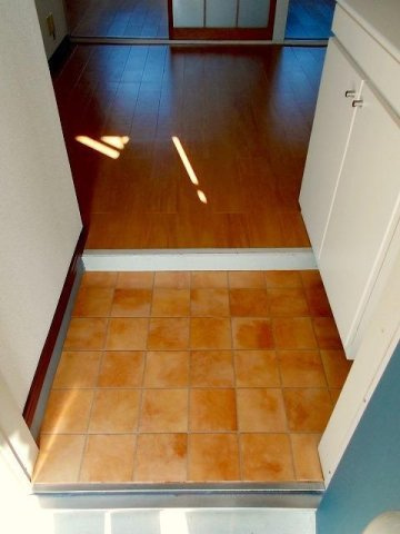 コーポオガタⅢの玄関|収納もある玄関です