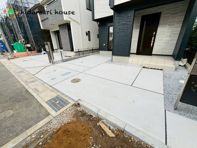 上尾市浅間台3丁目3期　新築戸建　ブルーミング05の駐車場