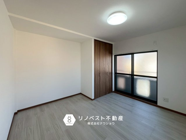 生野区巽南5丁目の洋室|インテリアの邪魔をしないクロスやフロアでお好みのレイアウトを楽しめます◎