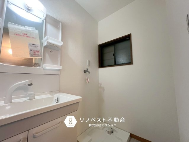 生野区巽南5丁目の洗面所|お着替えする空間も確保されている洗面スペースです◎