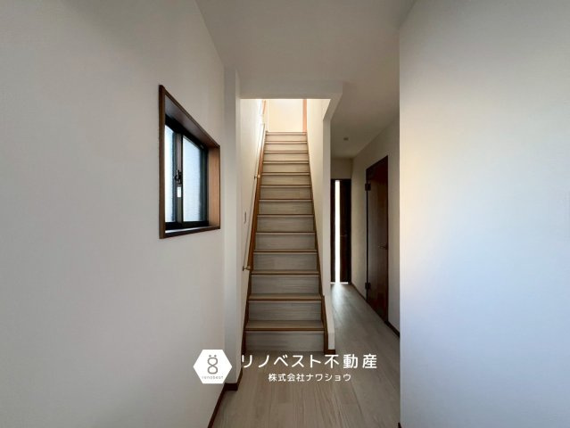生野区巽南5丁目の玄関|玄関入ってすぐ階段です♪お買い物帰りも動線が良い！