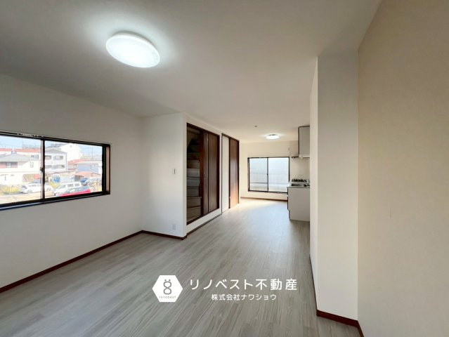 生野区巽南5丁目の居間・リビング|階段がリビング内にある間取りで家族のコミュニケーションが増えます◎ファミリーに人気な間取り！