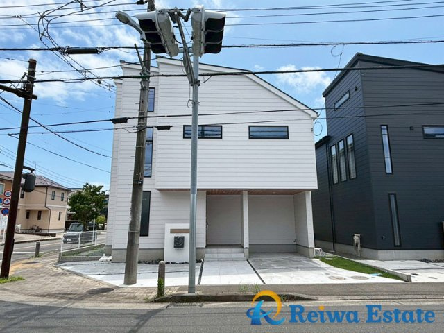 新築戸建　茅ヶ崎市みずき2丁目の外観|車種により駐車2台可能なカースペース。共働きの世帯や急な来客時に安心ですね。