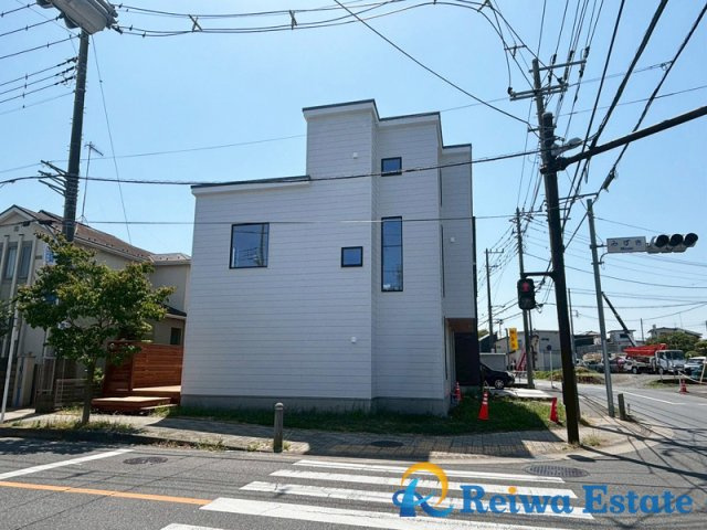 新築戸建　茅ヶ崎市みずき2丁目の外観|外壁は断熱性・耐久性の高いガルバリウム鋼板を採用