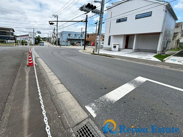 新築戸建　茅ヶ崎市みずき2丁目の前面道路含む現地写真|北側公道7.4ｍ・東側公道12.0ｍに面しゆとりのあるアプローチ