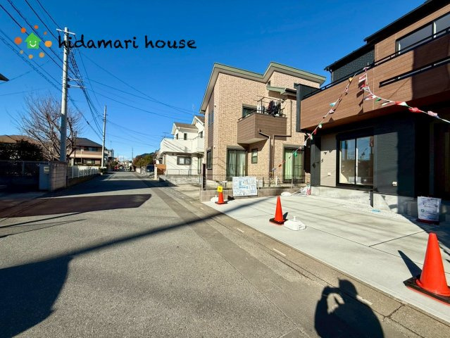 上尾市原市北1丁目2期　新築戸建　ブルーミング01の前面道路含む現地写真