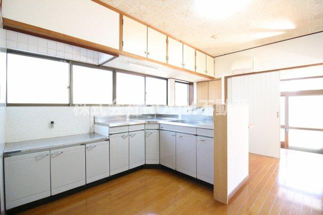 桒畑貸家のキッチン|きれいなキッチンです