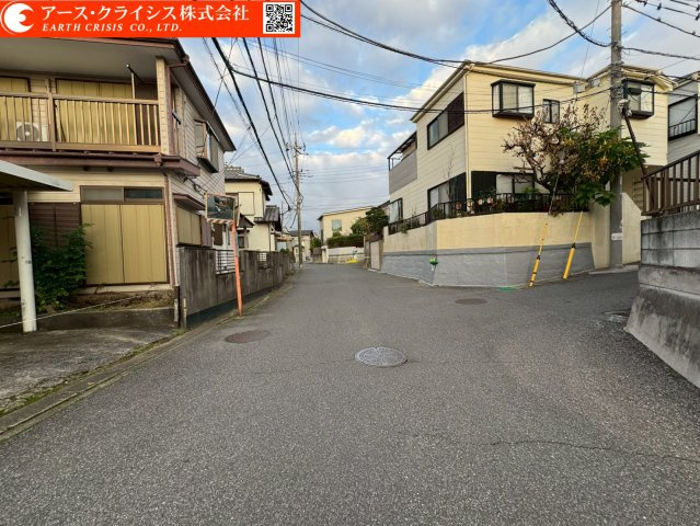 【前面道路含む現地写真】 | 鎌ヶ谷市西佐津間6期　全2区画 | お気に入りのハウスメーカーや工務店で建築可能。デザインも間取も自由に決められるので、「自分たちらしい暮らし」を実現できます。日常に便利さと穏やかさを兼ね備えてた、立地はいかがでしょうか。