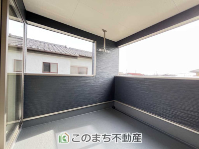 【バルコニー】 | CRADLEGARDEN高根沢町宝積寺第16　3号棟 | インナーバルコニーを採用♪屋根があるので天気雨やお洗濯を干す際の紫外線対策にバッチリですね。物干し金物も完備されています。
