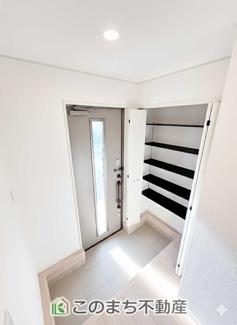 【玄関】 | CRADLEGARDEN高根沢町宝積寺第16　3号棟 | 大きなシューズボックスを完備しております！玄関スペースを有効に活用できますね！
