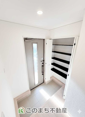 【玄関】 | CRADLEGARDEN高根沢町宝積寺第16　3号棟 | 大きなシューズボックスを完備しております！玄関スペースを有効に活用できますね！
