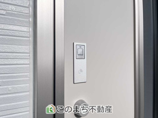 【設備】 | CRADLEGARDEN高根沢町宝積寺第16　3号棟 | 玄関キーは上下２箇所のダブルロックキーと防犯性の高いカードキーで安全に配慮してます。
