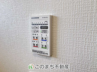 【設備】 | CRADLEGARDEN高根沢町宝積寺第16　3号棟 | 雨の日や湿気の多い梅雨時期など、洗濯物が乾き難い時期に重宝する浴室換気乾燥機。乾燥機能だけではなく、冬場の浴室内の寒暖差を緩和する暖房機能も標準装備。ヒートショック対策に一役買います。