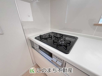 【キッチン】 | CRADLEGARDEN高根沢町宝積寺第16　3号棟 | 三ツ口コンロ採用で、同時調理もスムーズ◎！お料理を並べられるカウンター付きで、配膳・片付けをサポート！リビングで過ごすご家族とコミュニケーションを楽しみながら作業可能です♪