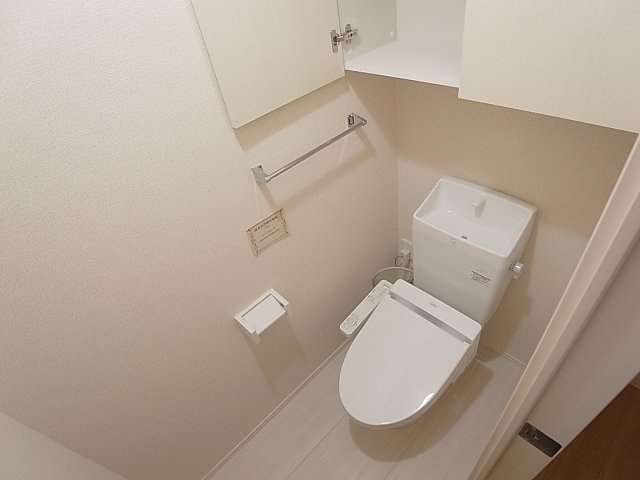 レガロ鈴蘭Ⅱのトイレ|収納、ウオシュレット完備のトイレ