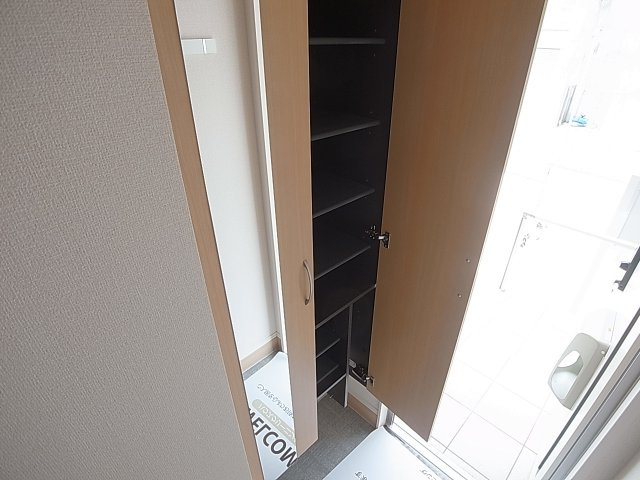 レガロ鈴蘭Ⅱの玄関|トールタイプのシューズボックス