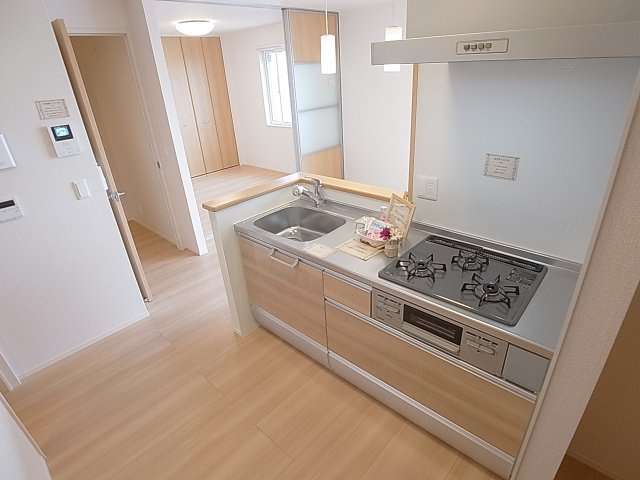 レガロ鈴蘭Ⅱのキッチン|3口ガスグリル付きシステムキッチン