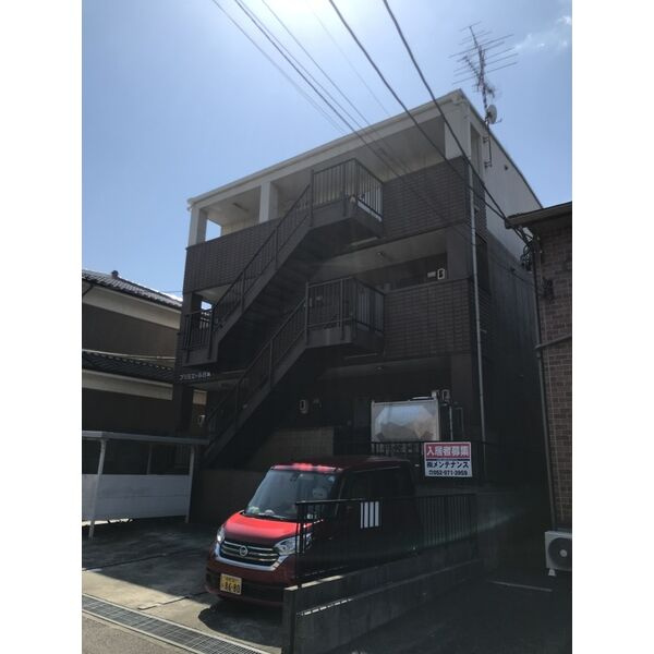 プリミエール日高の駐車場