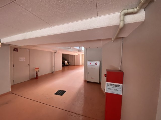 プリオーレ24堀川紫明の駐車場