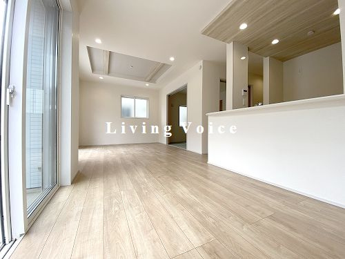 【居間・リビング】 | 【仲介手数料０円】茅ヶ崎市南湖4丁目　新築一戸建て　2号棟　全2棟 | 茅ヶ崎市南湖4丁目　新築一戸建て　全2棟