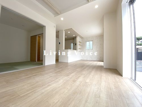 【居間・リビング】 | 【仲介手数料０円】茅ヶ崎市南湖4丁目　新築一戸建て　2号棟　全2棟 | 茅ヶ崎市南湖4丁目　新築一戸建て　全2棟