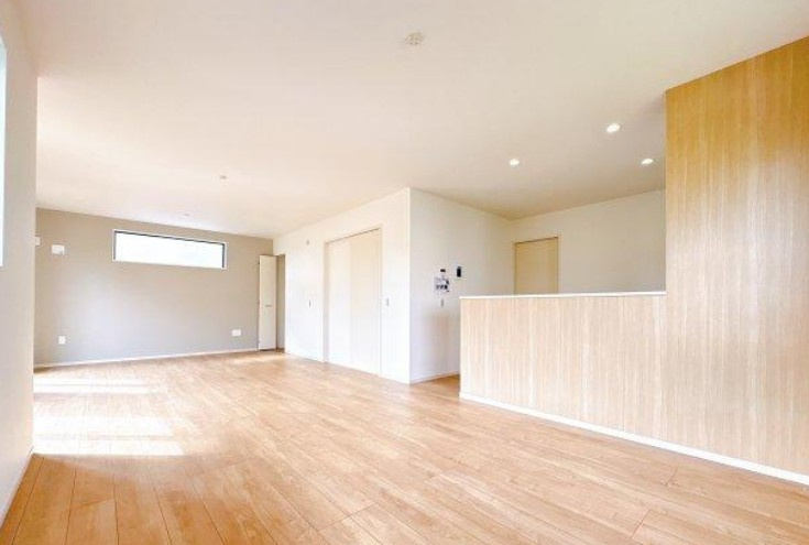 【新築】坂戸市片柳5期 2号棟の居間・リビング|明るいリビングです！