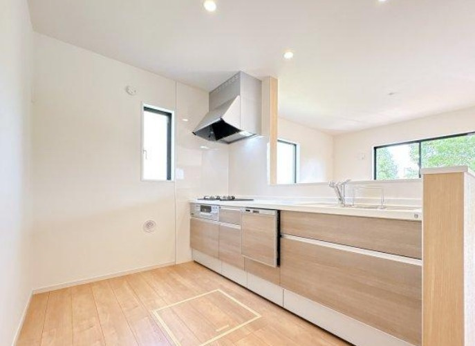 【新築】坂戸市片柳5期 2号棟のキッチン|ワークトップも広々した使いやすいシステムキッチンです☆