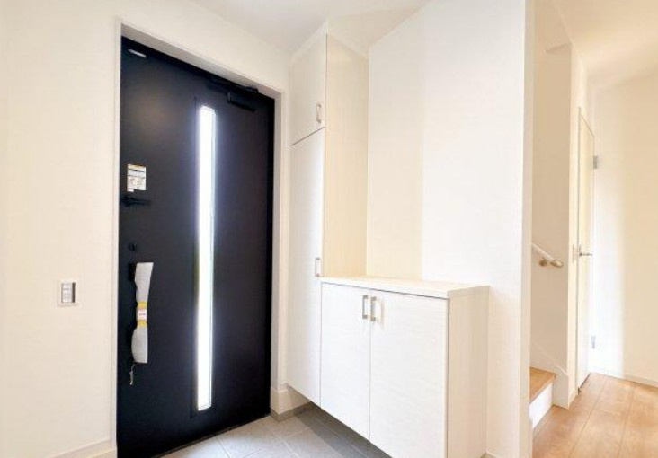 【新築】坂戸市片柳5期 2号棟の玄関|明るい玄関ホールです☆