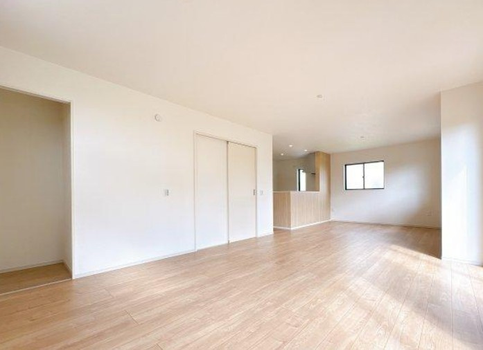 【新築】坂戸市片柳5期 2号棟の居間・リビング|22帖の大変広々したＬＤＫです！