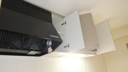 ＩＳＩＩビルのキッチン|キッチン上部にも収納有ります