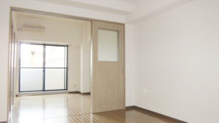 ＩＳＩＩビルの居間・リビング|明るい室内です