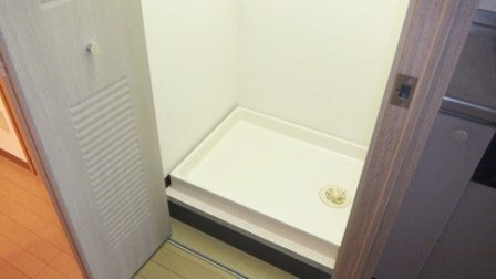 ＩＳＩＩビルの設備|扉付き室内洗濯機置場です