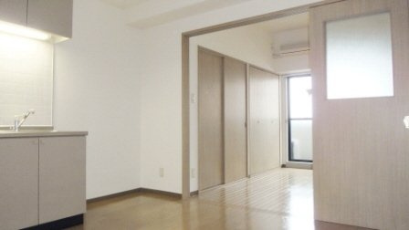 ＩＳＩＩビルの居間・リビング|広々ダイニングスペース