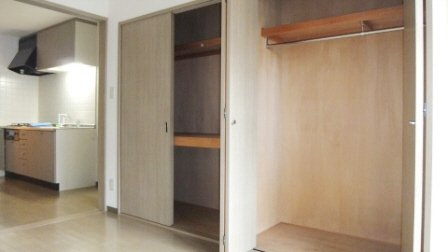 ＩＳＩＩビルの内装|壁一面に収納たっぷりあります