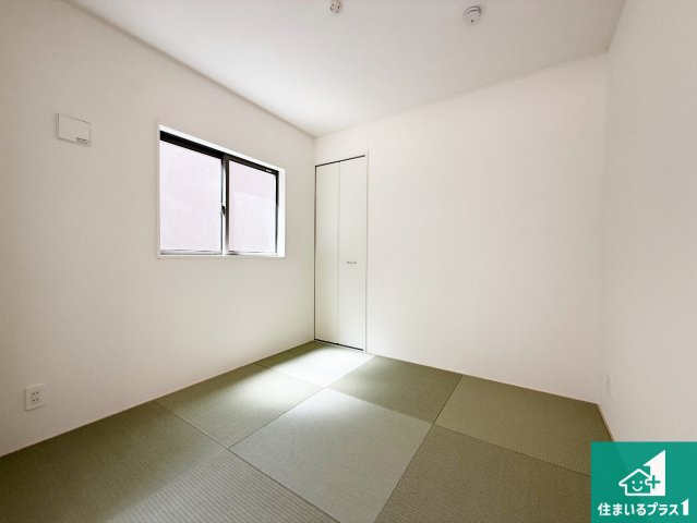 八幡市橋本尻江　第1期　新築一戸建ての和室|一室あると便利な和室は客間としてだけでなく、小さなお子様のプレイルームや食後のくつろぎスペースとしてもご利用いただけます。収納もついていますので大活躍間違いなし！