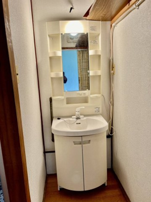 【独立洗面台】 | 中間市通谷1丁目売りアパート | 朝の支度にも助かる、独立の洗髪洗面化粧台