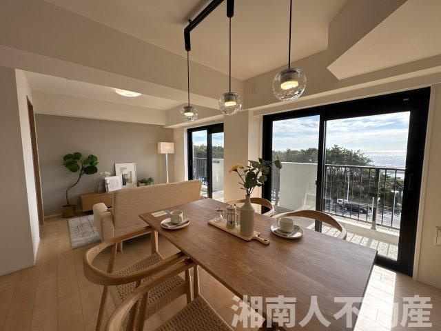 ダイアパレス湘南虹ケ浜オーシャンビューの居間・リビング|ゆったり過ごせるリビングです