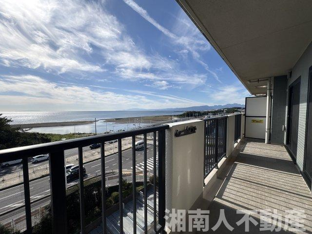 ダイアパレス湘南虹ケ浜オーシャンビューのバルコニー|陽当たり良好なバルコニーです