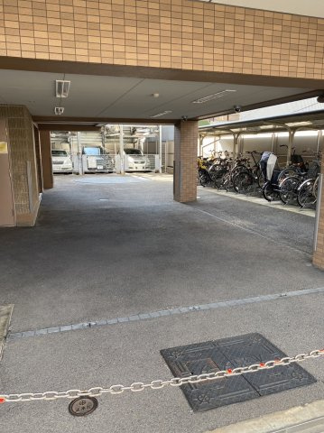 アバンエスパス智恵光院の駐車場